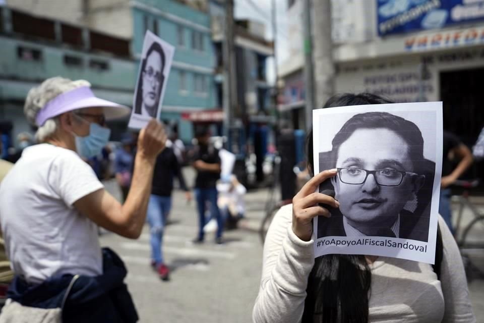 Manifestantes protestan por la destitución del fiscal anticorrupción Juan Francisco Sandoval, en Guatemala.