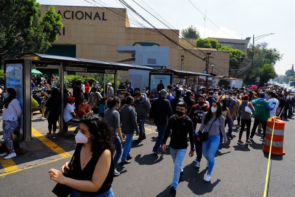 Jóvenes de 18 a 29 años comenzaron a ser vacunados en la Ciudad, entre largas filas en algunas sedes y algunos protegidos hasta con casco de Star Wars.