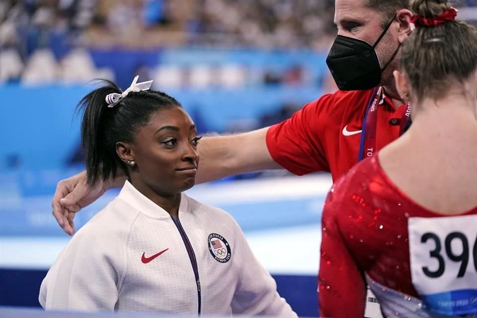 Simone Biles recibió muestras de afecto tras su decisión de abandonar al equipo de EU.