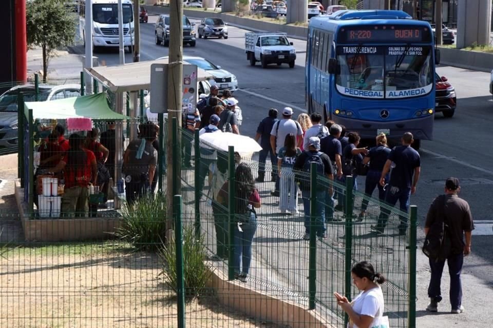 Usuarios de la ruta 604 tronaron y criticaron tardanzas superiores a una hora.