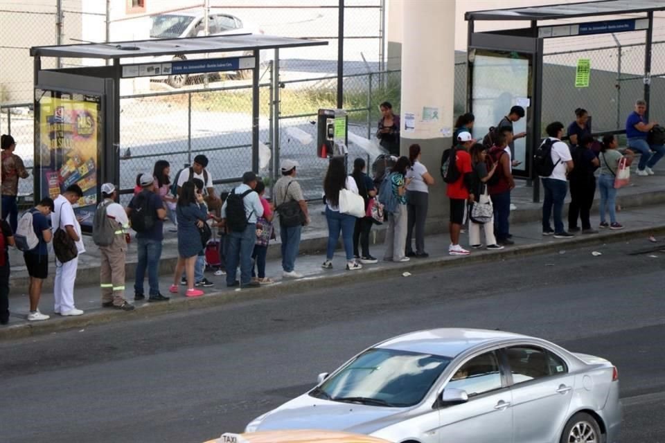 Esperan entre 30 minutos y una hora camiones en Clínica 6.