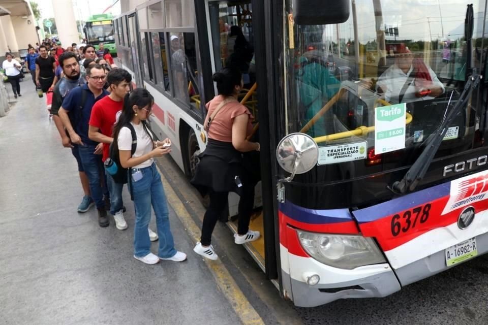 Durante la hora pico en la Estación Sendero las filas se incrementan por insuficiencia de camiones.