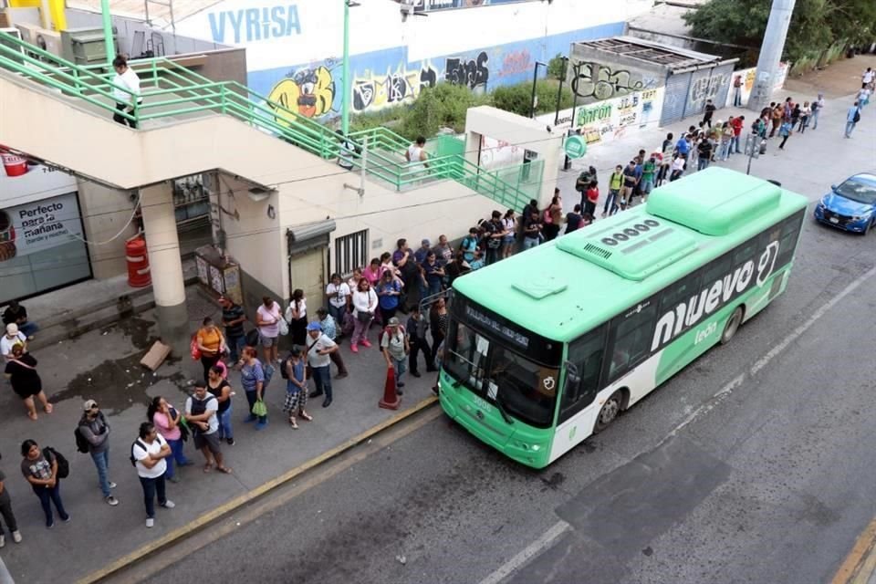 Los usuarios sufren por las largas filas que deben de realizar para subir a un camión urbano.