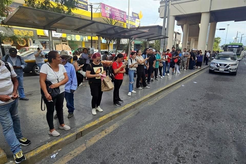 Bajo la estación Sendero de la Línea 2 del Metro, en la Carretera a Colombia y Sendero, en Escobedo, más de 150 personas esperaban diversas rutas de transporte público.