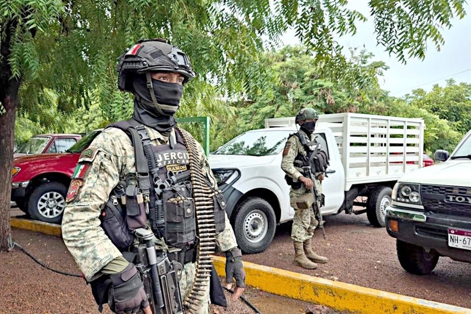 Decenas de militares resguardaron la reunión de funcionarios con productores de limón que exigen vigilancia... pero en sus campos de producción.