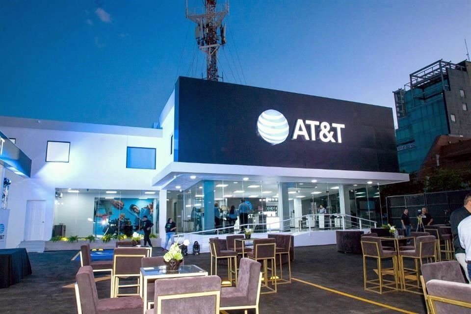 La inauguración se realizó en el estacionamiento e instalaciones de la nueva tienda de Humberto Lobo.