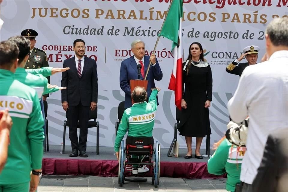 El Presidente Andrés Manuel López Obrador abanderó a la delegación mexicana paralímpica.