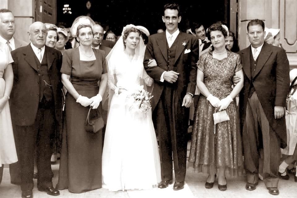 DURANTE SU BODA, EL 18 DE AGOSTO DE 1952. Luciano Valero Santos, Vicenta Isabel Díaz Alonso, Marcela Gómez Junco y Luciano Ramón Valero Díaz, Aurora Junco Voigt y Roberto Gómez Martínez
