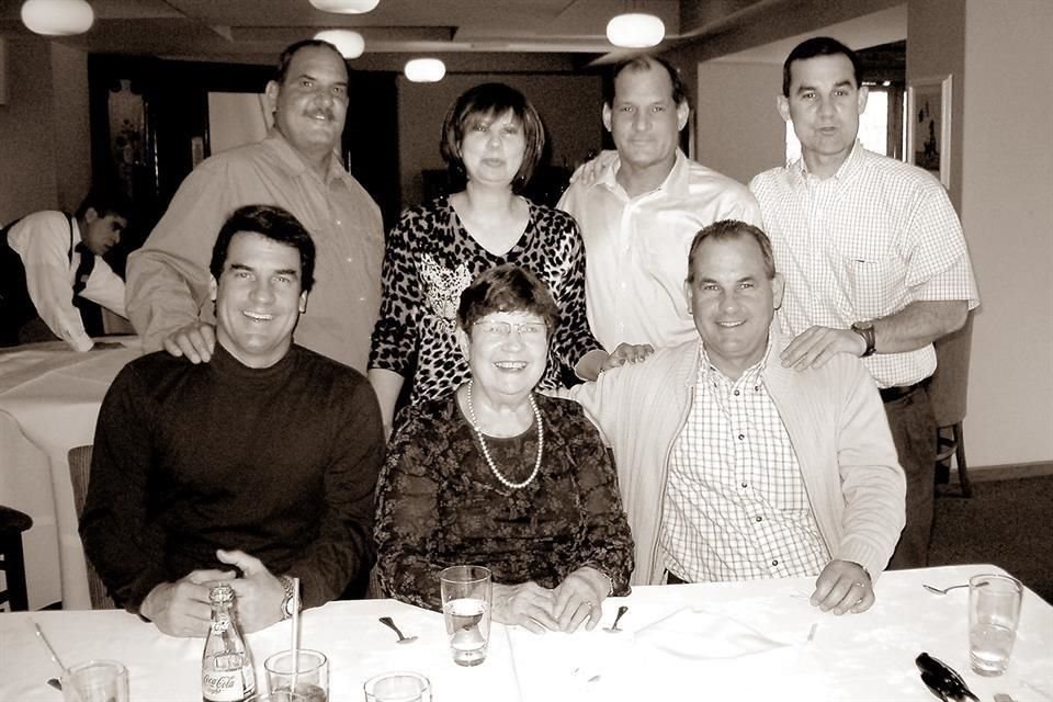 CON SUS HIJOS. De pie: Jorge, Marcela Isabel, Luciano y Javier. Sentados: Pablo, Marcela Gómez Junco y Eduardo