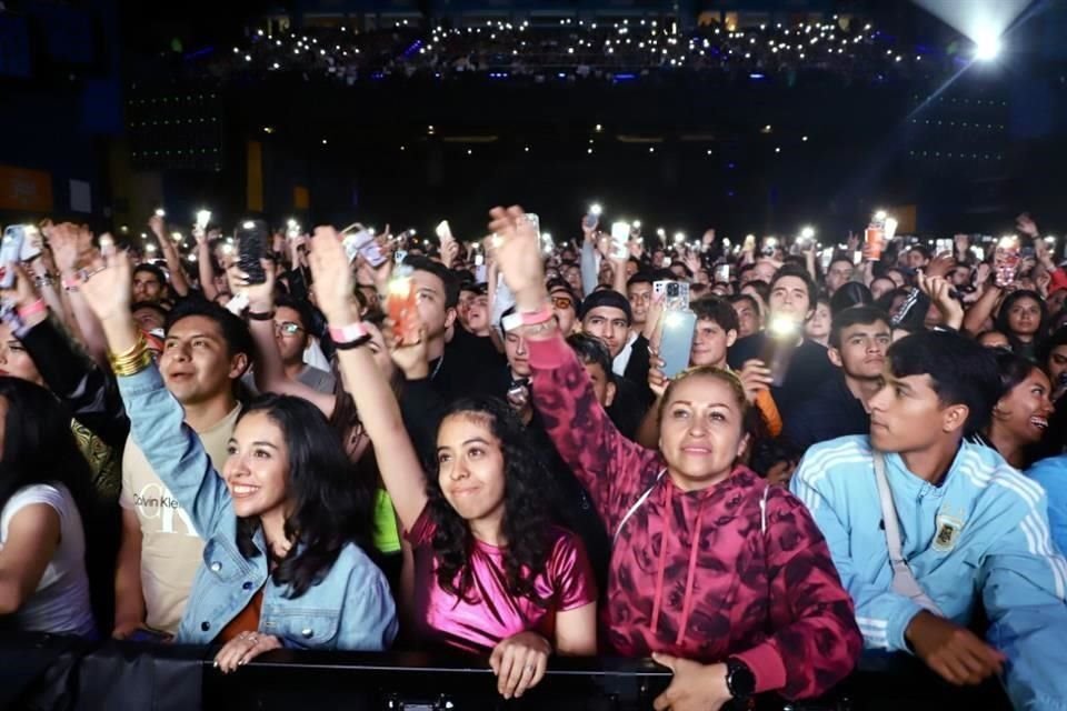 Frente a cuatro mil 500 personas en el P. Center WTC, según la cifra proporcionada por Ocesa, a las 21:40 horas de este jueves, los músicos presentaron el video de 'Fichaje del Año'.