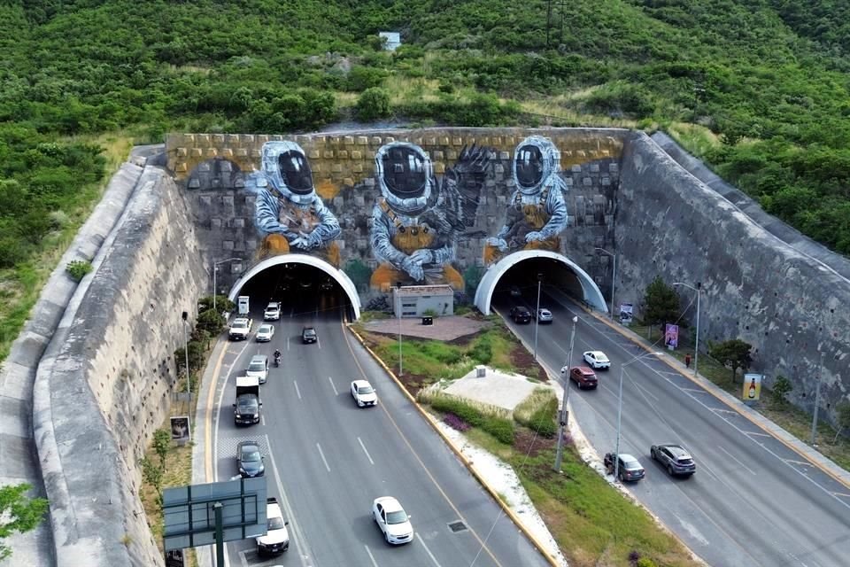 El mural de los tres 'Guardianes' está en el Túnel de la Loma Larga, que ahora se llama Agustín Basave Fernández del Valle.