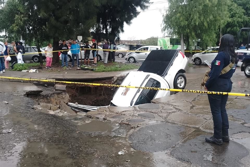 El conductor logró salir antes de que la tierra se reblandeciera totalmente por las lluvias. 