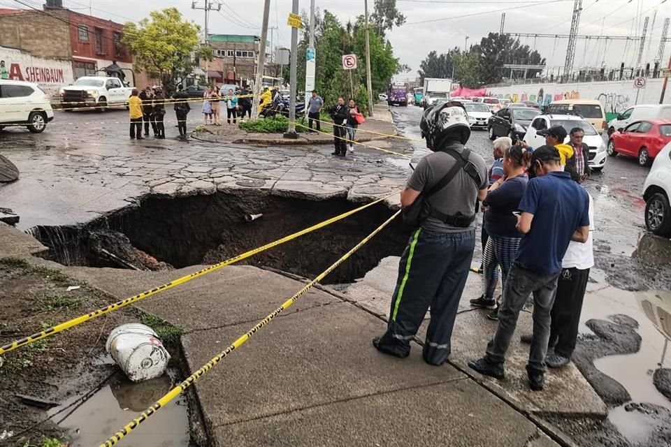 Los vecinos dijeron que desde hace un año se formó un socavón de menores dimensiones y que lo reportaron desde entonces.