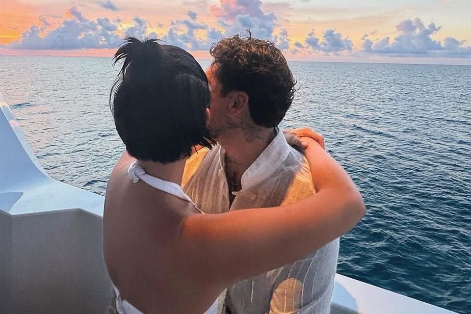 Christian Nodal y Ángela Aguilar compartieron más fotos de su relación, mostrándose muy enamorados en un yate; silencian rumores de embarazo