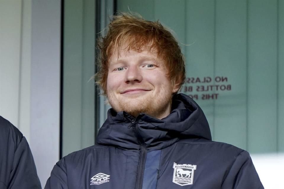 Ed Sheeran compró una participación minoritaria del club Ipswich Town, originario de su ciudad natal; recién ascendió a la Premier League.