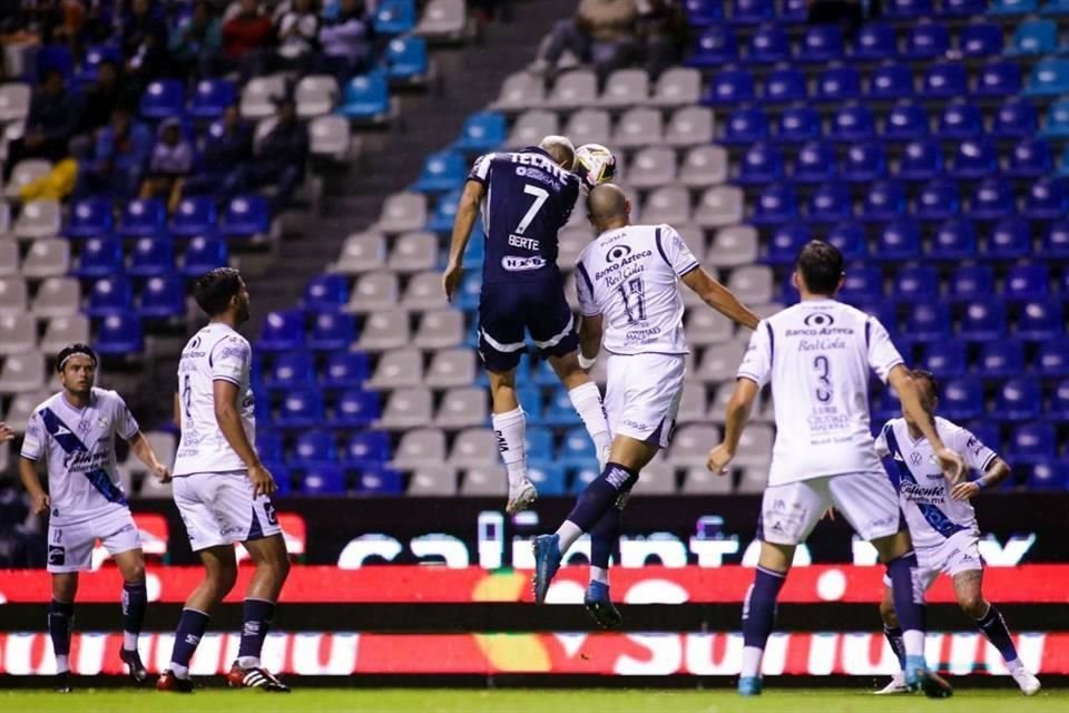 Rayados derrotó 2-1 a Puebla para tomar la cima del Apertura 2024, con 12 puntos.
