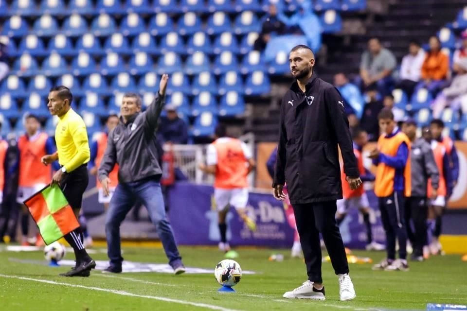Nico Sánchez estuvo en el banquillo, mientras Martín Demichelis siguió el partido desde un palco.
