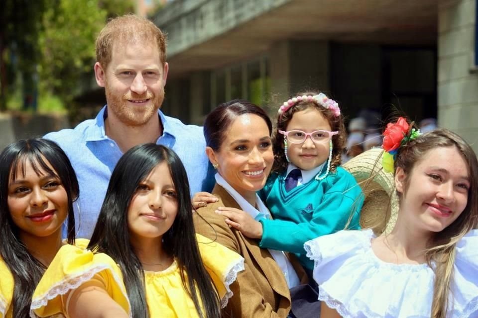 Meghan Markle y el príncipe Enrique con alumnos del Colegio La Giranda en Bogotá.