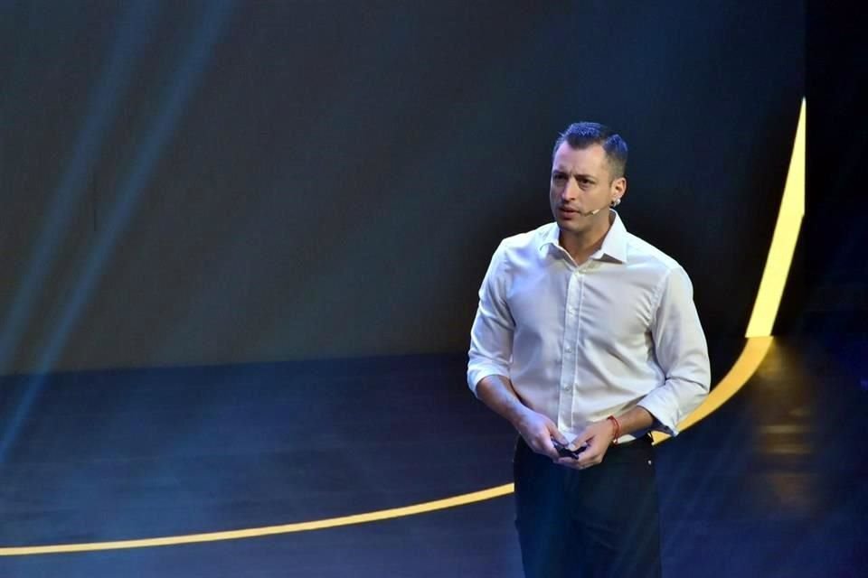 En un evento organizado en el Auditorio Luis Elizondo, en compañía de su familia y el Gobernador Samuel García, el Edil emecista realiza un corte de los trabajos que realizó el Gobierno municipal.