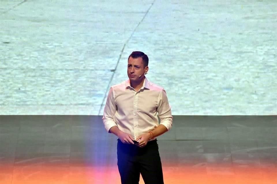 En un evento organizado en el Auditorio Luis Elizondo, en compañía de su familia y el Gobernador Samuel García, el Edil emecista realiza un corte de los trabajos que realizó el Gobierno municipal.