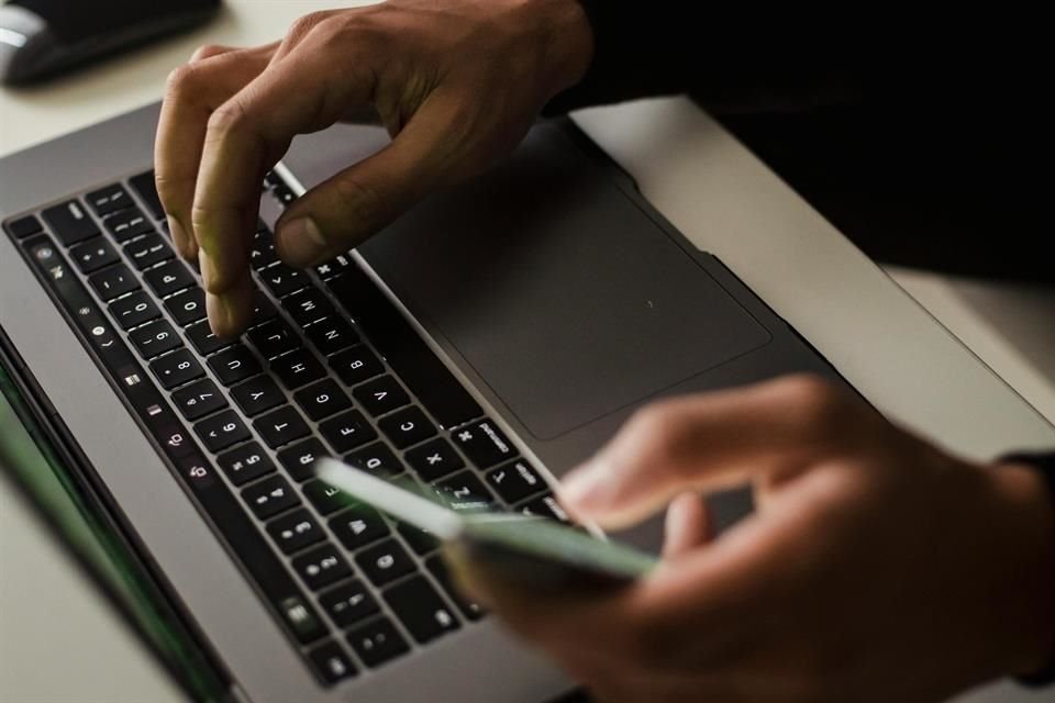 No confiar en correos, mensajes o publicaciones de cuentas desconocidas o sin verificar. 