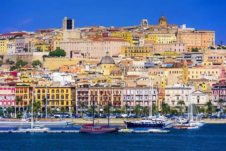 Cerdeña, la joya oculta del Mediterráneo: una isla de paisajes deslumbrantes, rica historia y aromas que evocan lo mejor de Italia.