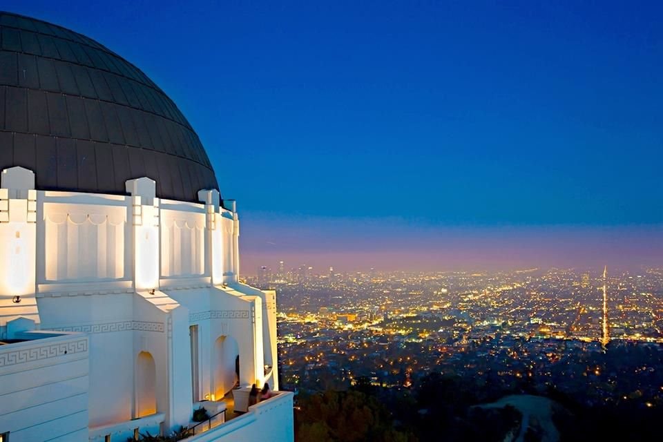 Dirigirte al Griffith Observatory, icónico lugar que, además de aparecer en la película 'La La Land: Una Historia de Amor', regala hermosas panorámicas de la ciudad.