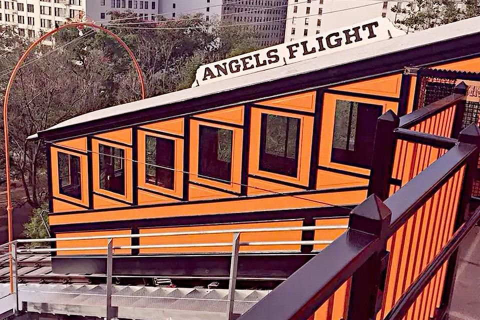 Realizar un recorrido a bordo del funicular Angel's Flight. Este pequeño tren conecta al centro de LA con el vecindario de Bunker Hill y está plagado de nostalgia.