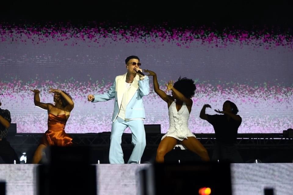 El puertorriqueño Rauw Alejandro se presentó en el festival en el Parque Fundidora con los temas 'Espectacular' y 'Al Callao'.