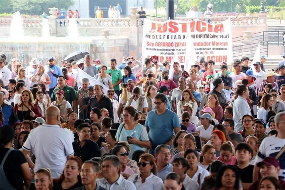 Los asistentes aguardan por la llegada de los funcionarios federales, en la Explanada de los Héroes.