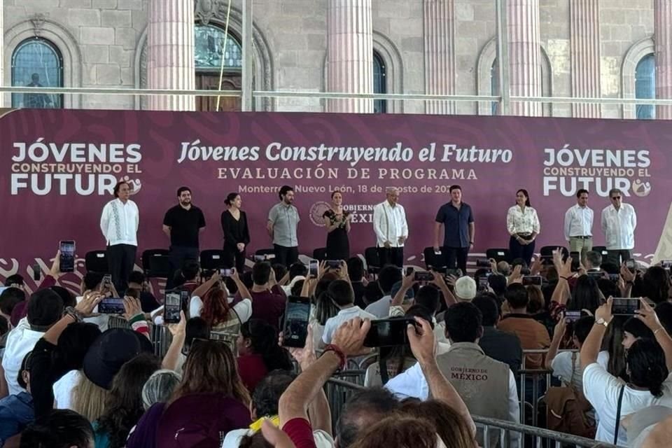 El Gobernador Samuel García es abucheado al ser presentado en un evento al que acude junto con el Presidente AMLO y la Mandataria electa.