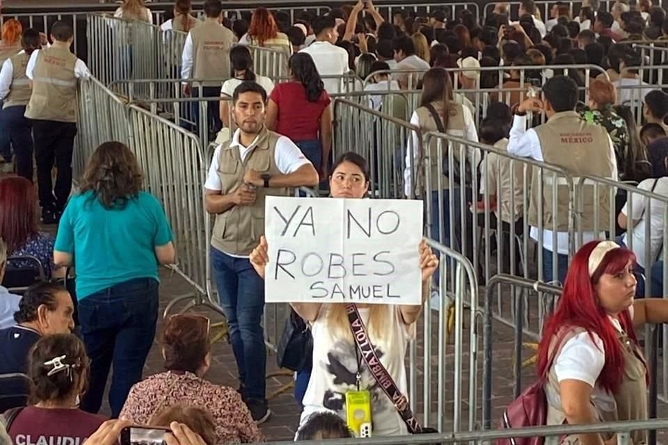 Algunos de los asistentes llevaron mensajes contra el Gobernador Samuel García.