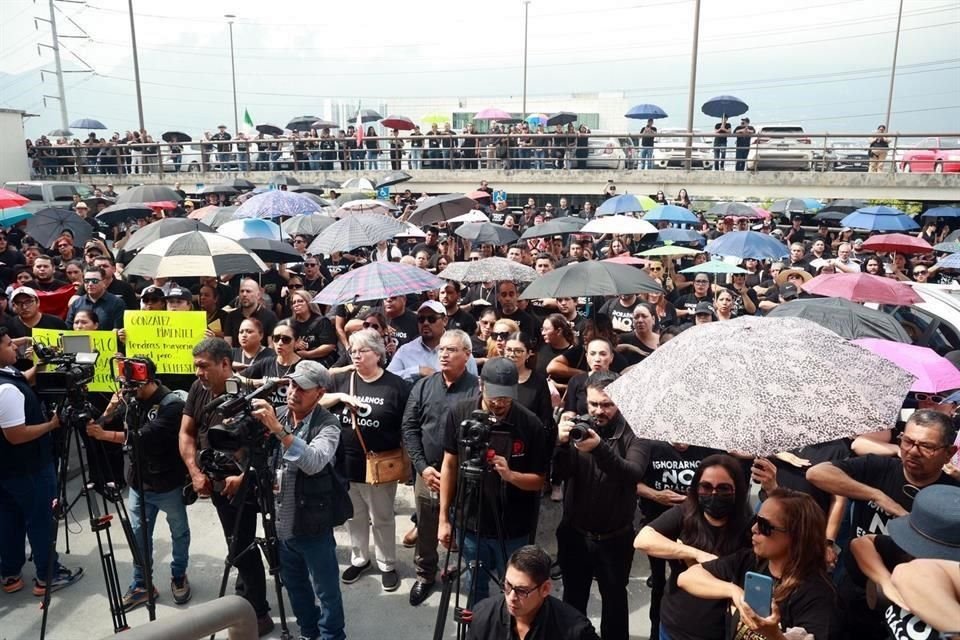 Previo a la marcha, los manifestantes escucharon el Himno Nacional y escucharon un posicionamiento.