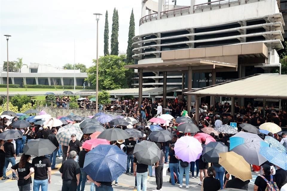 Decenas de trabajadores se concentraron afuera de la sede judicial de la Colonia Lomas de San Francisco.