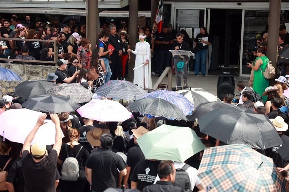 El posicionamiento fue leído por uno de los trabajadores, ante decenas de compañeros que se alistaaban para la protesta.