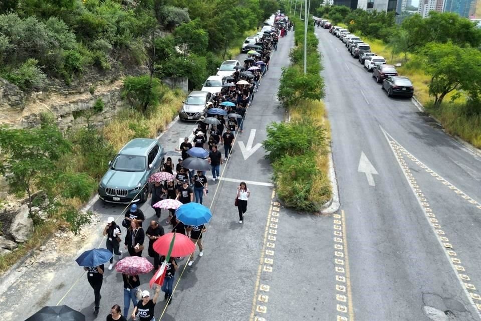 Los trabajadores marcharon rumbo a la sede de la Avenida Constitución.