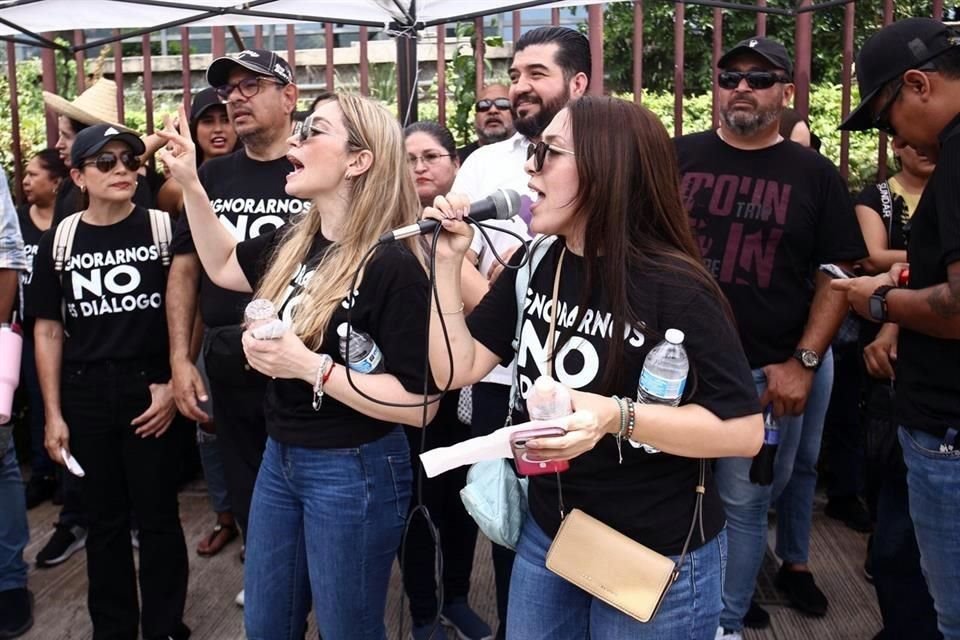 Los manifestantes reiteraron su rechazo a la reforma tras concluir una marcha hasta la sede.