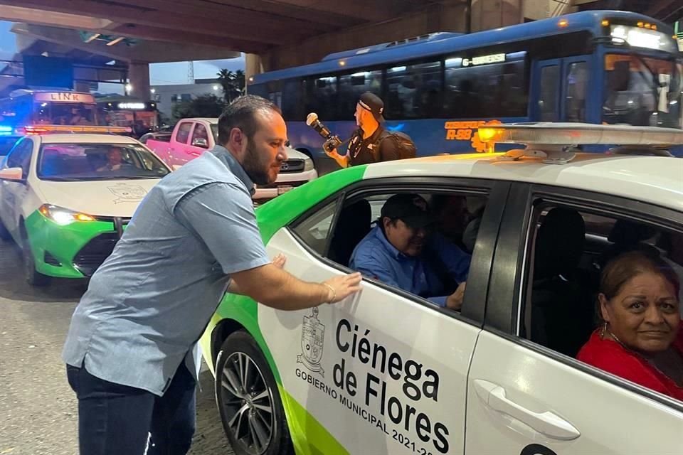 Miguel Quiroga, Alcalde de Ciénega de Flores, apoyó con unidades para el traslado de personas que esperaban el camión sobre la Avenida Universidad.