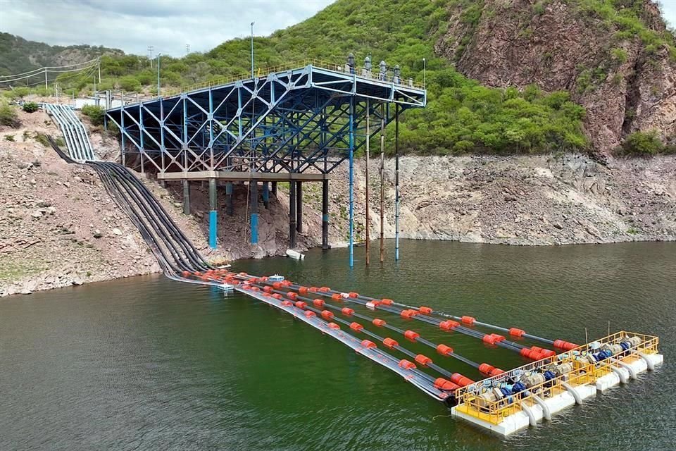 Construcción de la planta flotante en la Presa Plutarco Elías Calles 'El Novillo', Sonora.