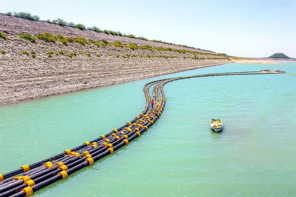Instalación de flotadores para línea de conducción superficial en la Presa Cerro Prieto, en Nuevo León.