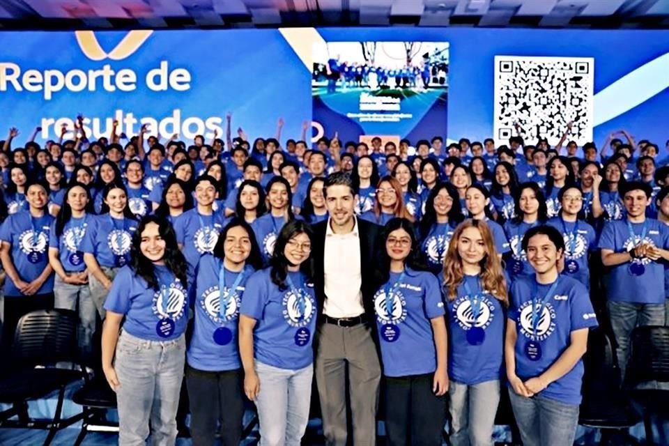 Juan Carlos Zuazua, CEO de VivaAerobus y ex-a-Tec, apadrinó a los jóvenes 'Líderes del Mañana'.