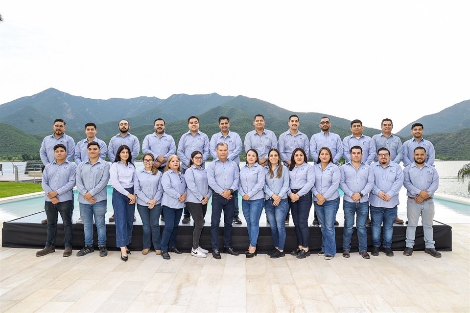 El equipo de RT Conducción Integral celebra los 30 años de la empresa.
