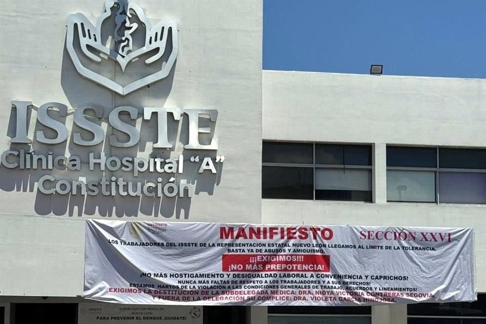 Como parte de la manifestación, los trabajadores colocaron una manta en la fachada del hospital.