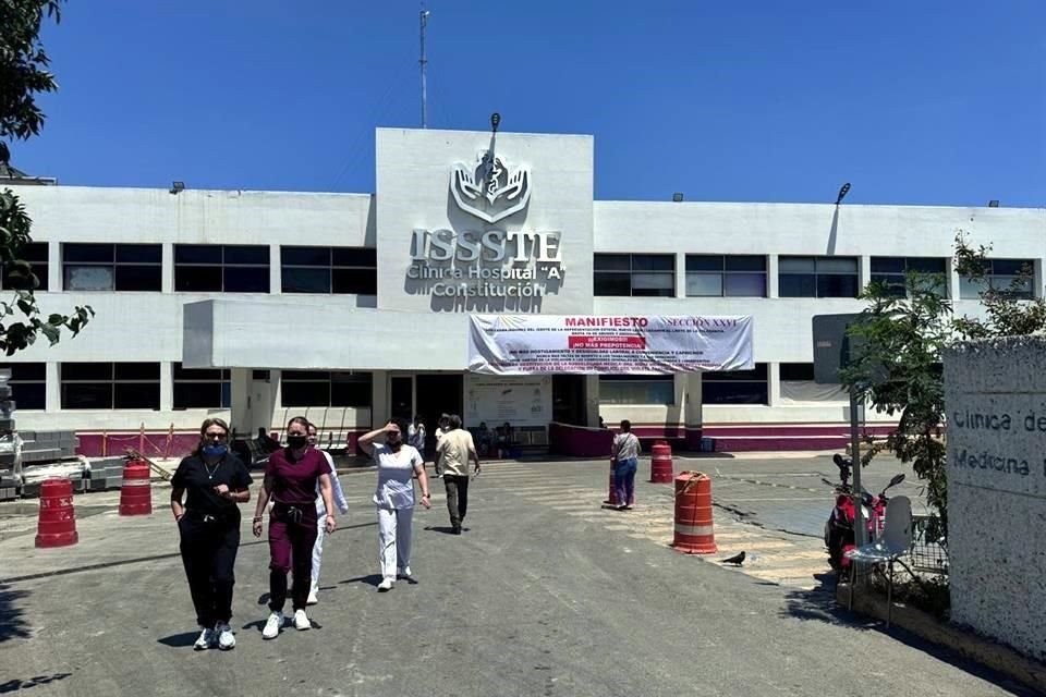 Como parte de la manifestación, los trabajadores colocaron una manta en la fachada del hospital.