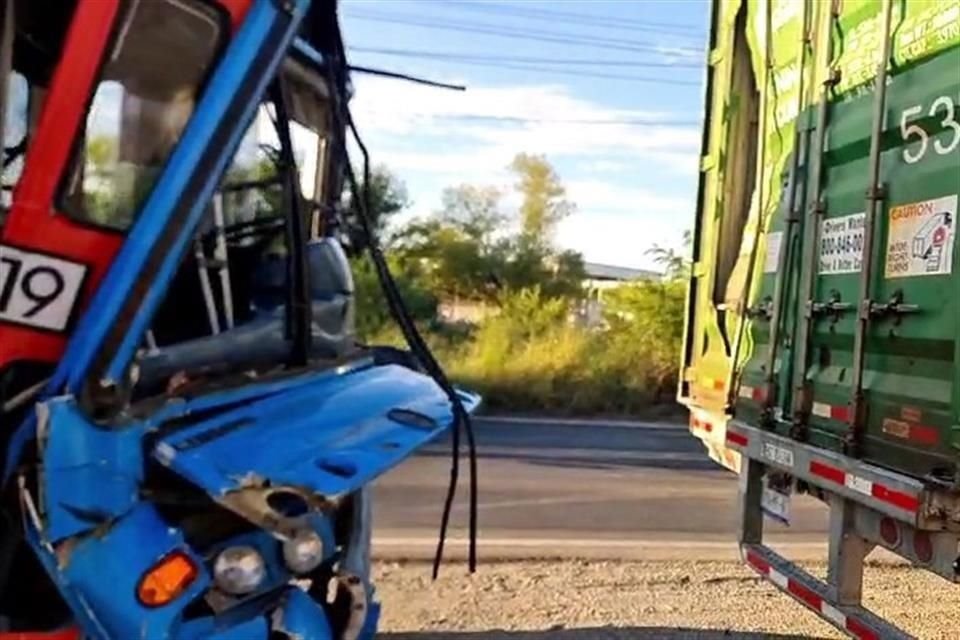 Un camión de la Ruta 219 quedó con el frente destrozado tras chocar por alcance contra un tráiler, dejando a 16 pasajeros con golpes leves, en la Colonia Tréboles.