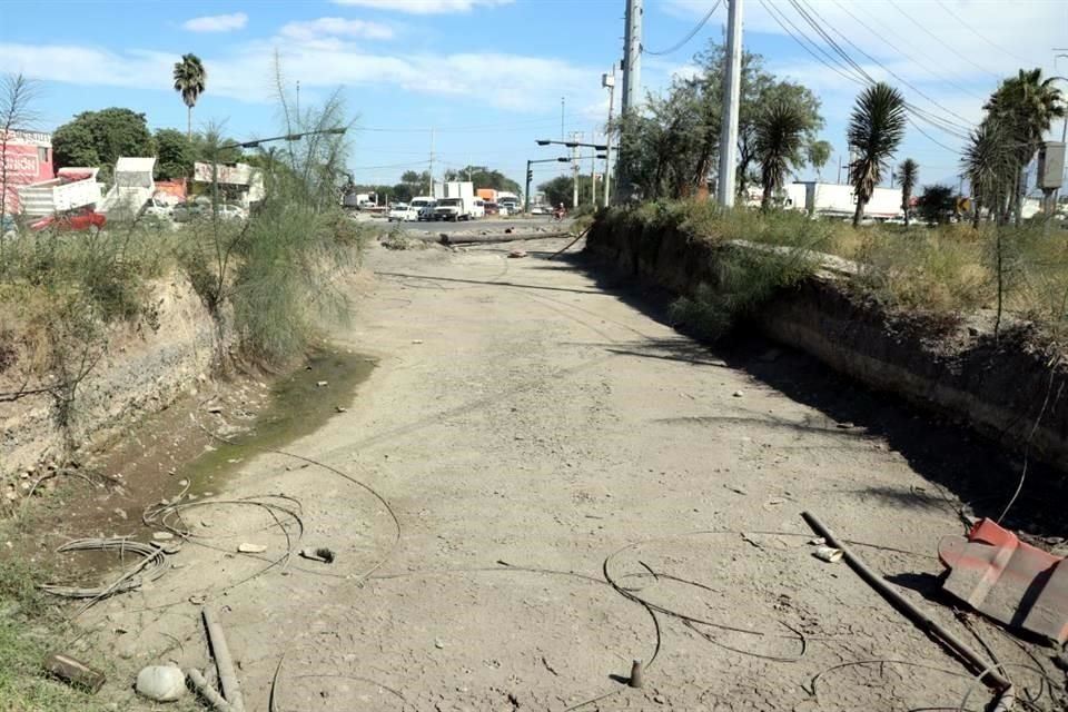 Sobre la Carretera a Monclova apenas se trabaja en la introducción de tubería, pese a que la obra completa debió ser terminada desde junio pasado