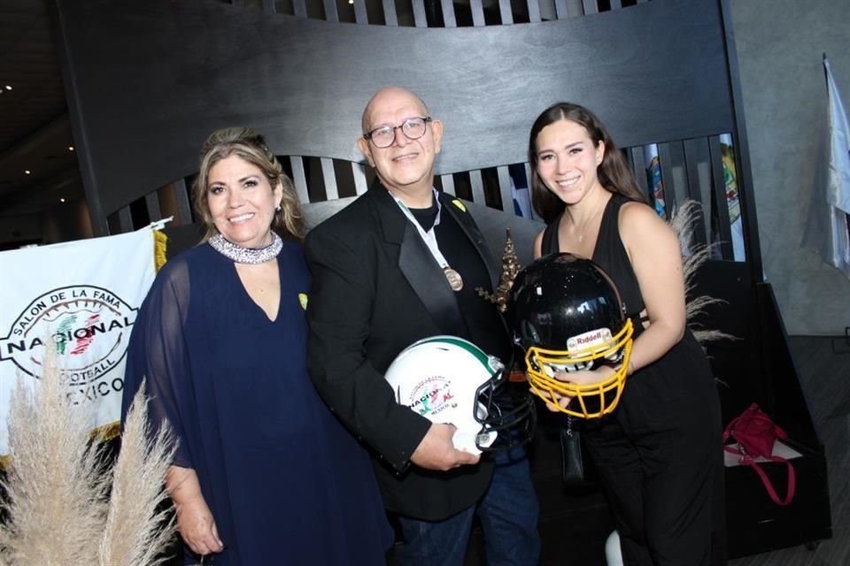 Ludivina Díaz, Manuel Carrera Vázquez y Gisela Carrera Díaz (Halcones)