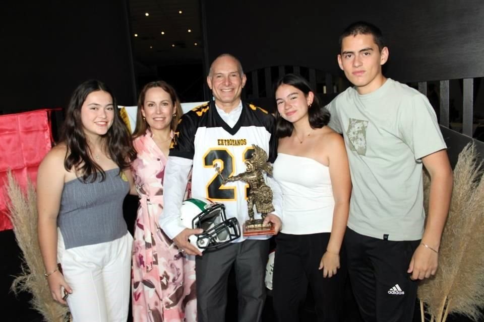 Ana Paola Correa Dávila, Priscila Dávila Hinojosa, Andrés Correa Martínez, Marian Correa Dávila y Andrés Correa Dávila (Troyanos)