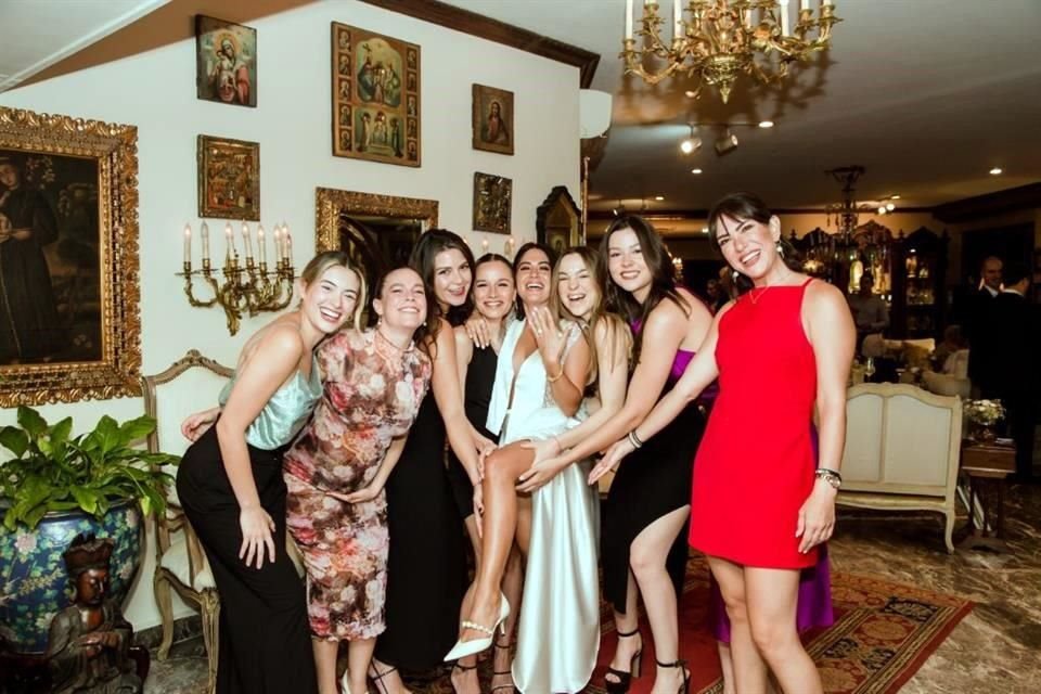 Karla Hinojosa, Mariel Zertuche, Melina Zertuche, Karen Garza Fuentes, Catalina Cavazos, Baby Quintanilla, Carolina Cruz y Ale Guerra