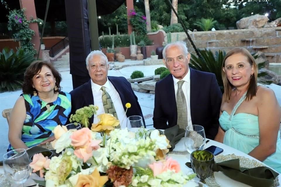 Beatriz Garza de Valdés, Miguel Valdés, Francisco Belden y Berta Martínez de Belden